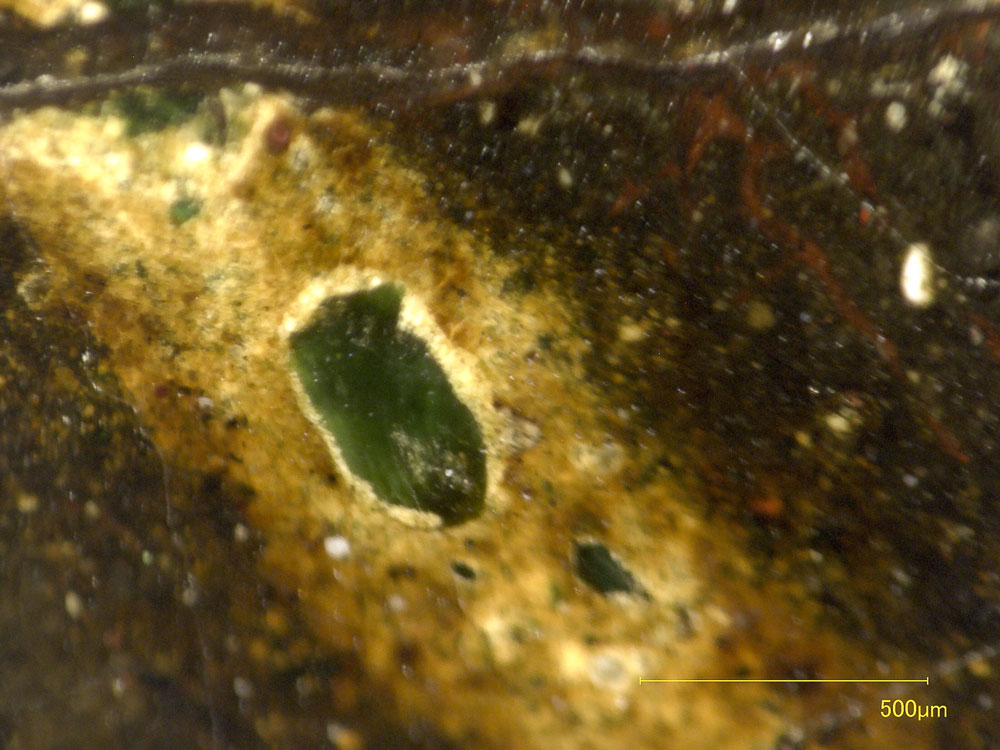 Partícula de malaquita en la túnica verde de San José